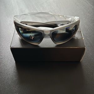 Oakley 9236 valve sunglasses matte grey smoke polarized NIB